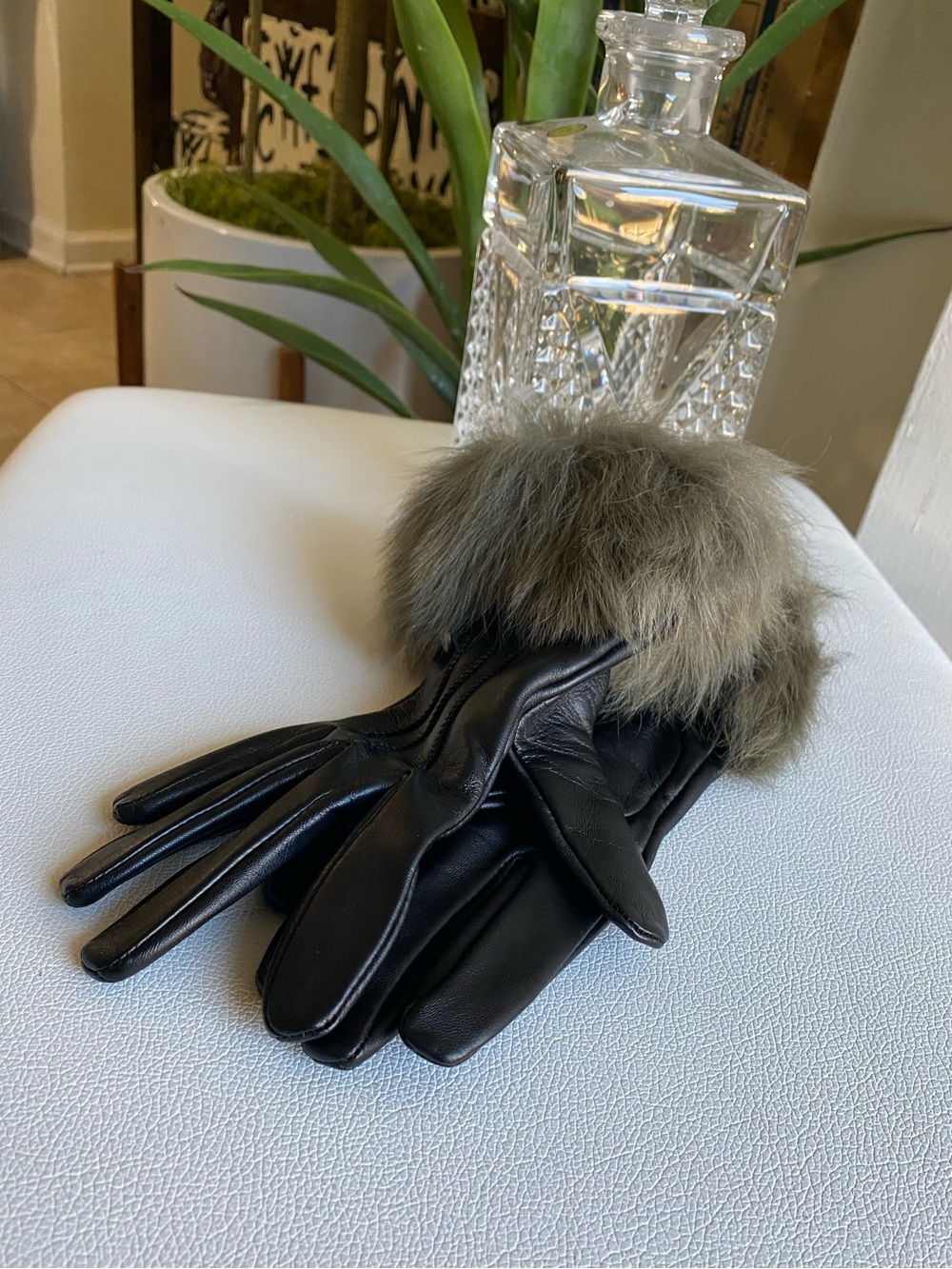 UGG Black Leather Gloves with Gray Fur Cuff – Women's Stylish Winter Gloves M